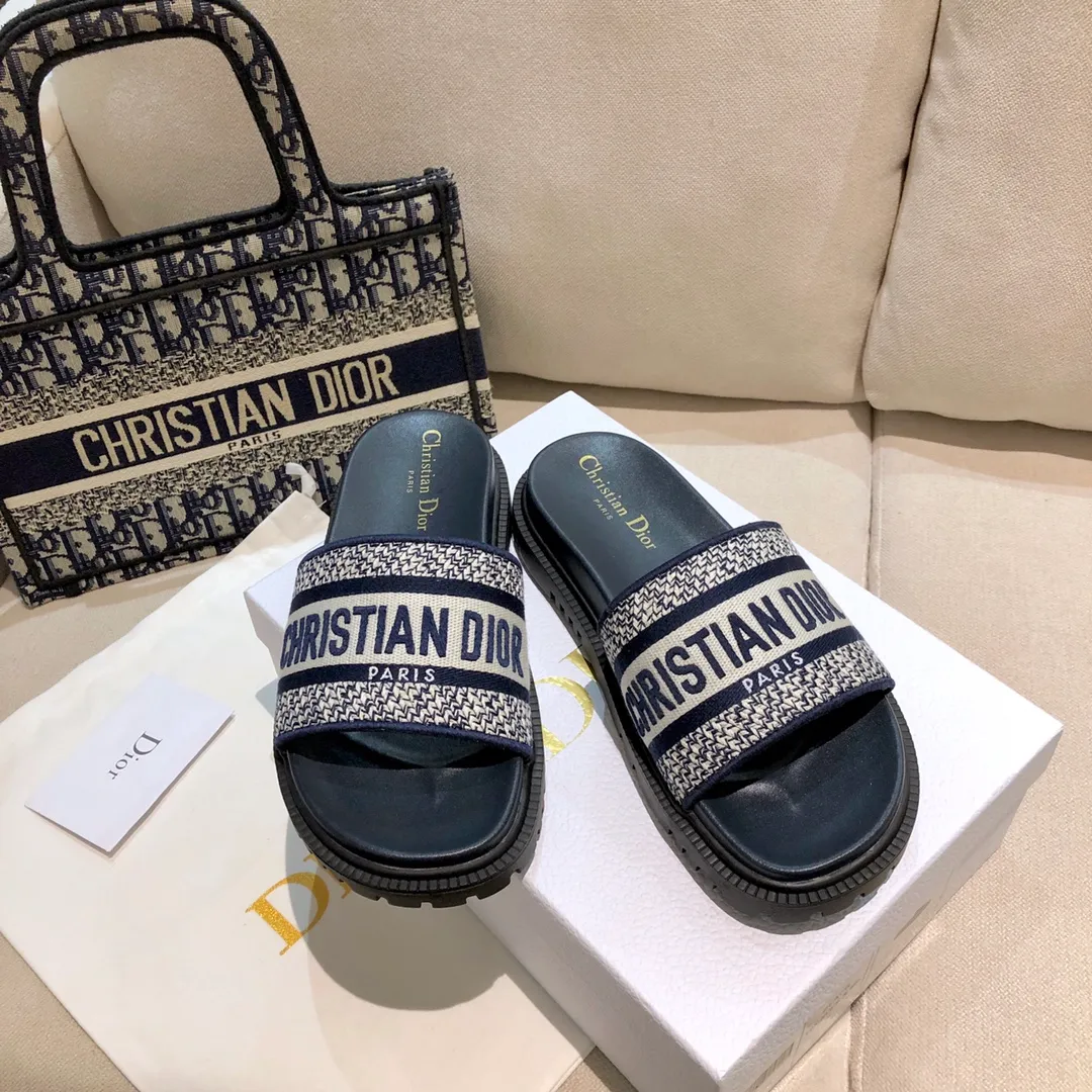 👟👟Ex-factory price P360👟👟 New version 2024- Water platform version DIOR early spring new jacquard embroidered sandals ✨🧚‍♀️ 〰〰️〰️〰️〰️️ As the D family's flagship presbyopia embroidery series sandals, new colors are added every year, and they are sold out as soon as they are new. The embroidery design is three-dimensional and very exquisite, simple and elegant, and not picky at all. It can be held in any occasion and makes people fall in love with it. ✨ Exclusive custom-made letter three-dimensional embroidery upper, high-density electric embroidery technology, without any connections or overlaps, perfect quality and complex craftsmanship. Consistent with the original version, comfortable and soft, please note the size: 35-41✨